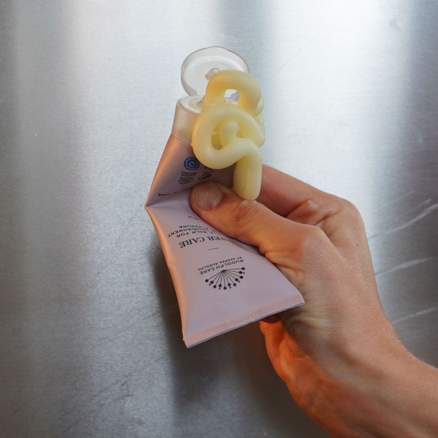 inner care fra rudolph care i tube og en hånd der trykker produktet ud