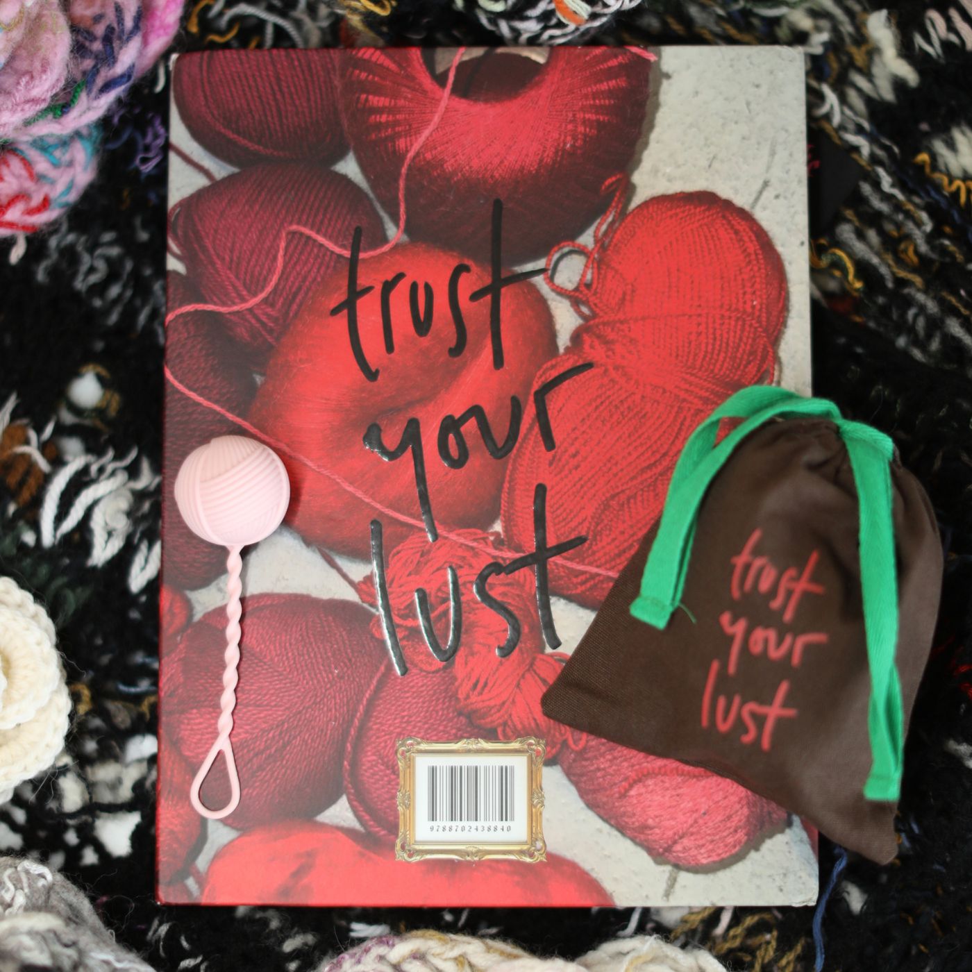 Strik 3 bog af Lærke Bagger på baggrund af strikbluser og vibrator lavet i samarbejde med Peech og Lærke Bagger