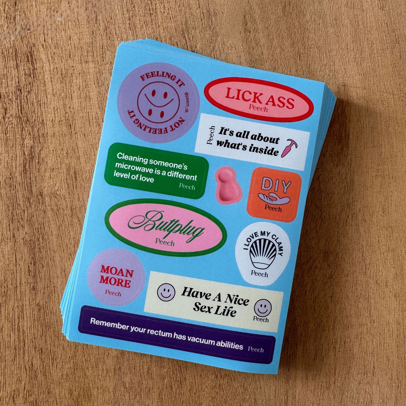 Sticker sheet med små tekster på