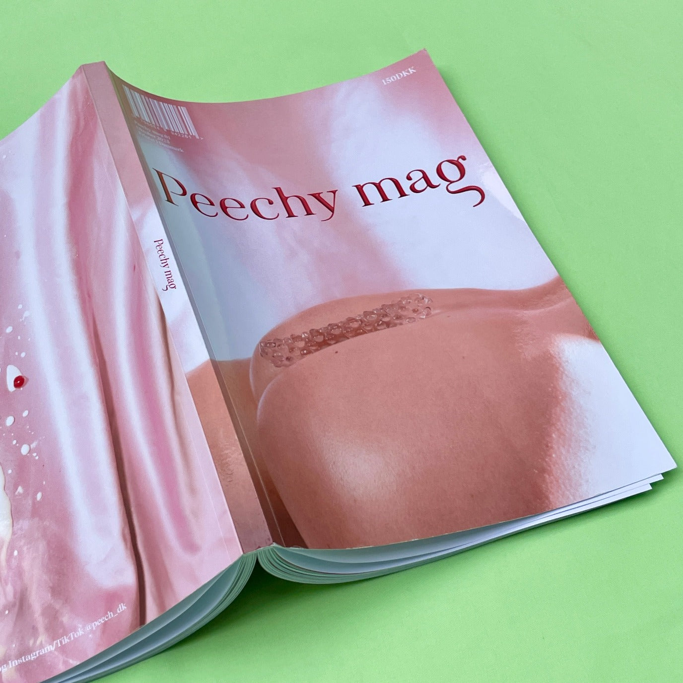 Peechy mag. Erotisk magasin på hvid baggrund