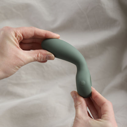 Strive dildo i hånd