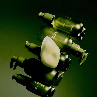 Sitre New Heights vibrator omgivet af grønne Sitre kropsplejeprodukter
