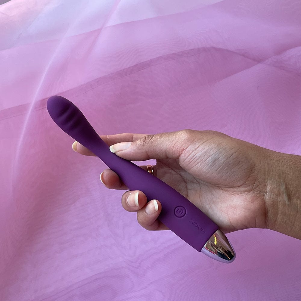 mindre fleksibel cici vibrator fra svakom, i hånd